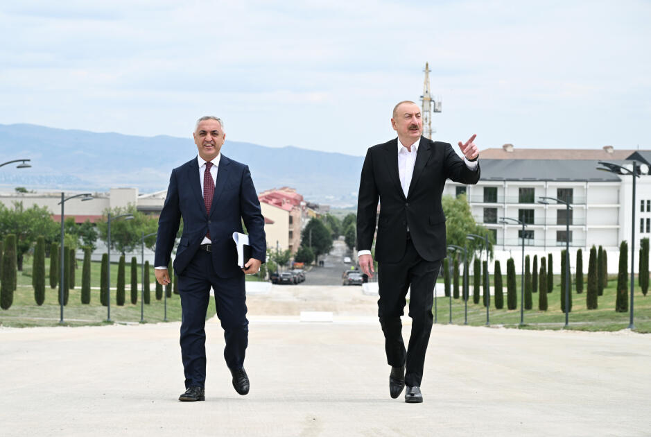 İlham Əliyev Xankəndidə Zəfər parkında görülən tikinti işləri ilə tanış olub  FOTO