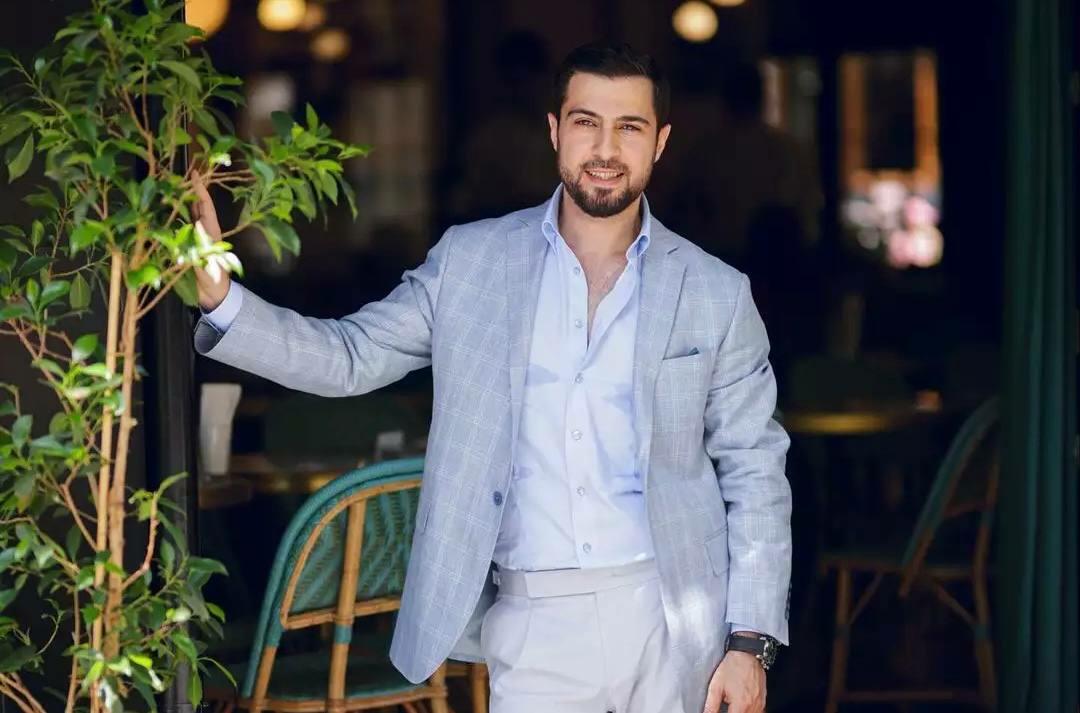 Namiq Qaraçuxurlunun BAHALI bağ evi 