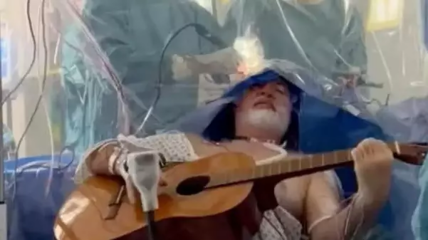 Xəstə əməliyyat masasında gitara çaldı 