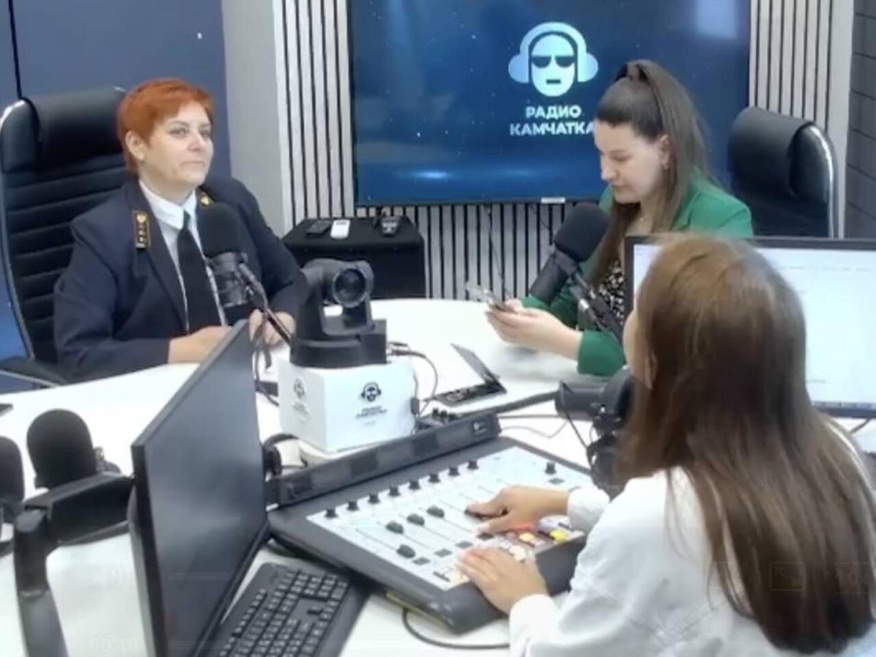 Canlı yayım vaxtı zəlzələ oldu  Aparıcılar studiyadan belə qaçdılar  VİDEO