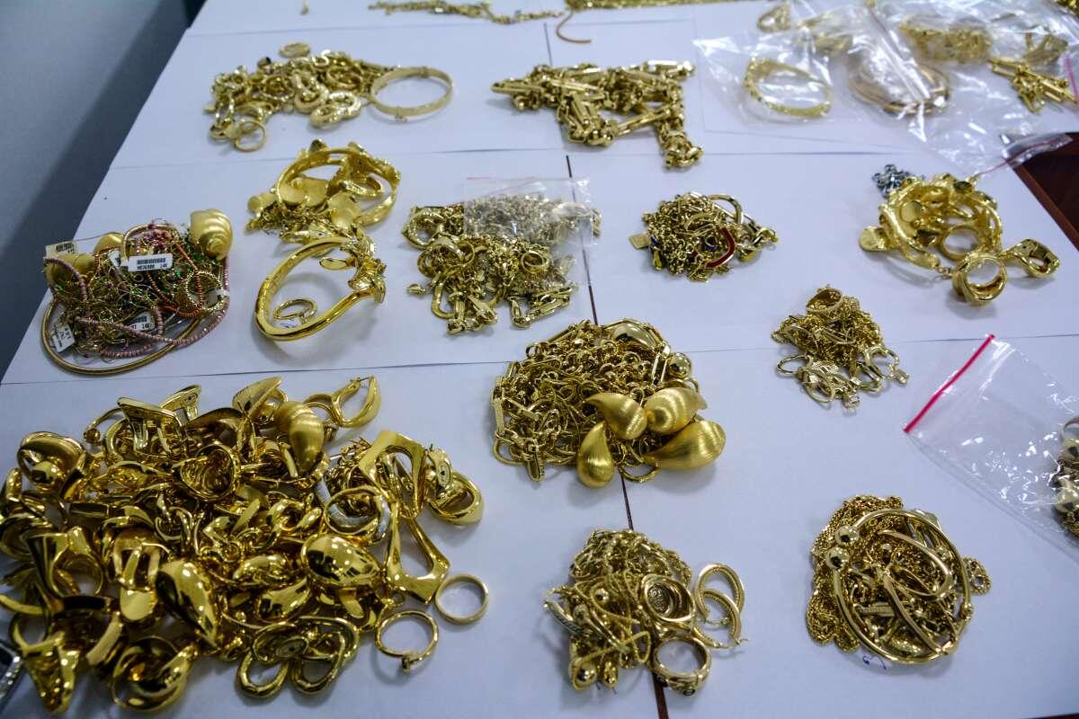 Vəzifəli şəxs 18 kq qızılla tutuldu  Evindən silah &ccedil;ıxdı