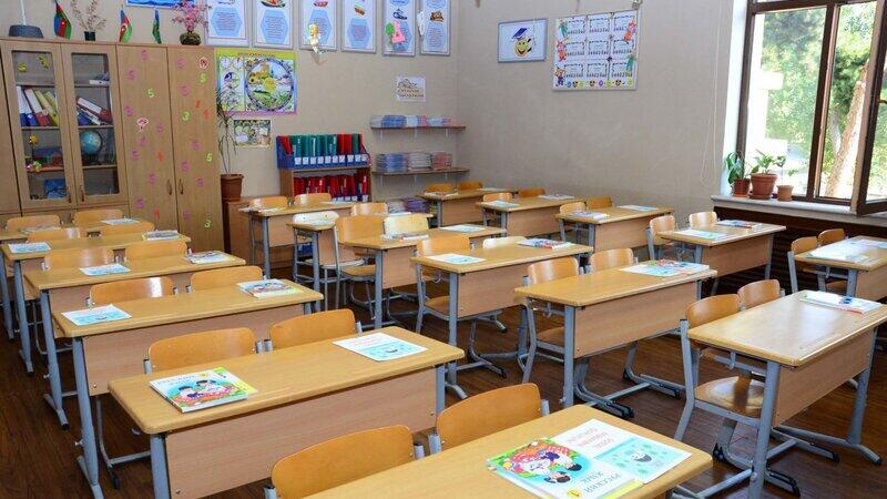 Bakıda məktəbdə m&uuml;əllim direktor m&uuml;avinini D&Ouml;YD&Uuml;