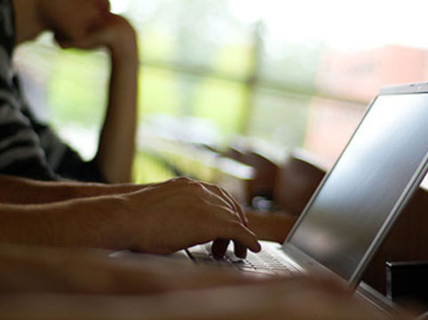 Komp&uuml;ter qarşısında uzun m&uuml;ddət oturmağın zərərləri