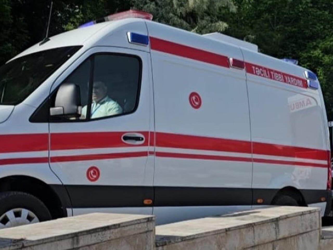 Ehtiyatsızlıqdan 2 yaşlı övladını avtomobillə vurdu