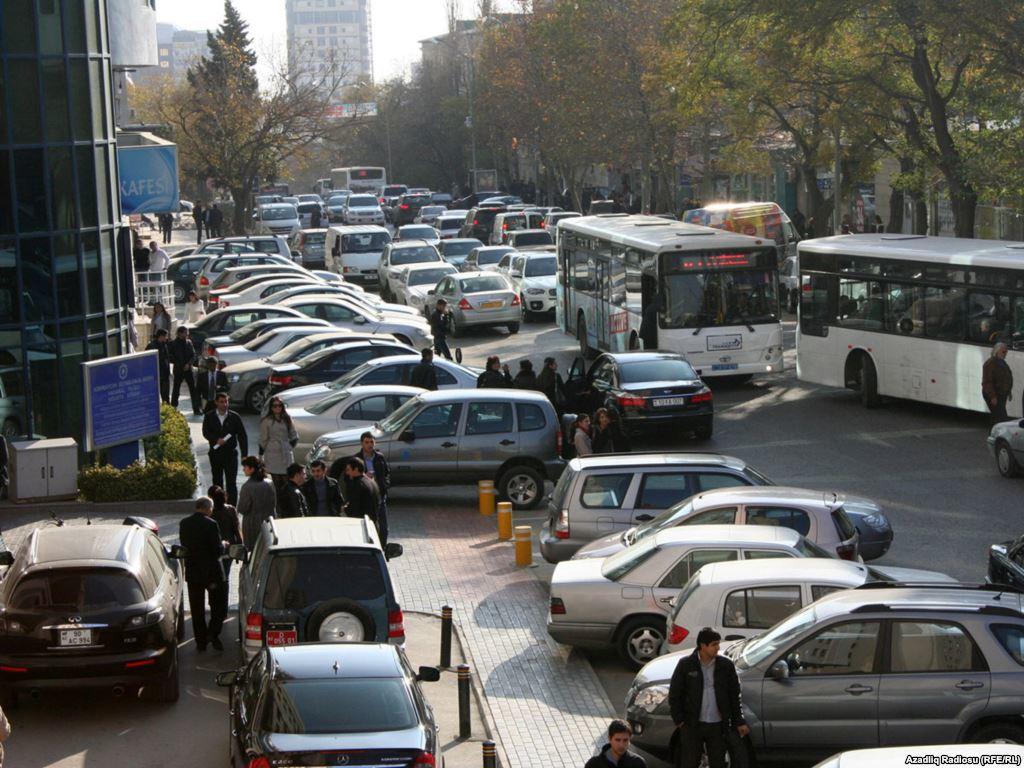 Bu ərazidə avtomobil saxlayan sürücülərin NƏZƏRİNƏ  40 manat cərimə oluna bilərsiniz
