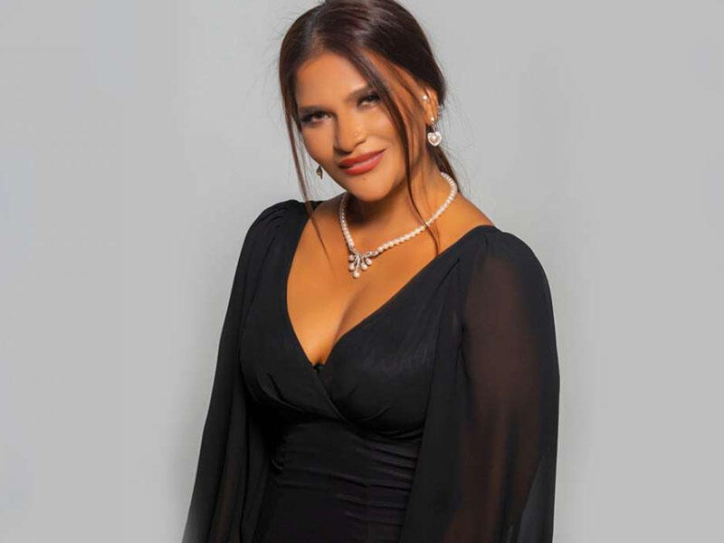 Əməkdar artist dərin yarıqlı libası ilə DİQQƏT ÇƏKDİ 