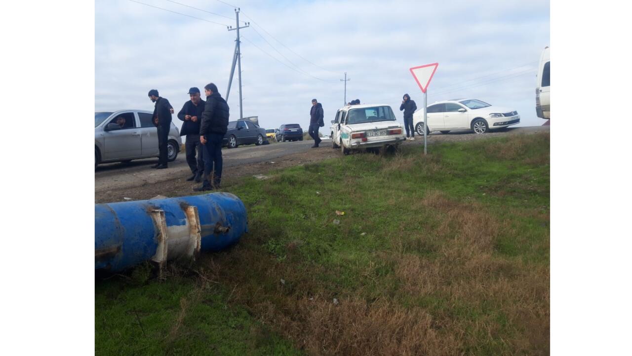 Biləsuvarda avtobus “KAMAZ”la toqquşdu  Yaralılar var 