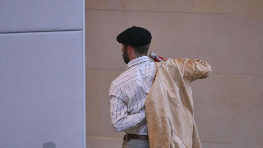 Deputat papağına görə iclasdan QOVULDU  FOTO