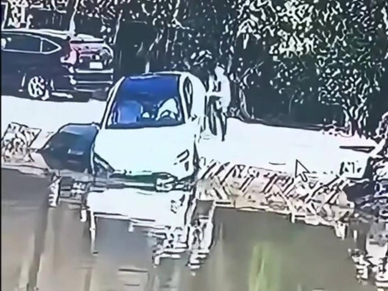 Çin avtomobili avtopark rejimində suya düşdü  VİDEO