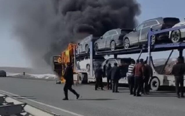 Bakıya gətirilən bahalı avtomobillər yandı