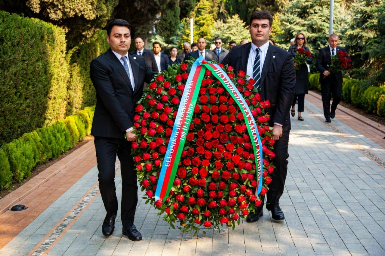 Heydər Əliyev Sarayının kollektivi Ümummilli Liderin xatirəsini yad edib  FOTO