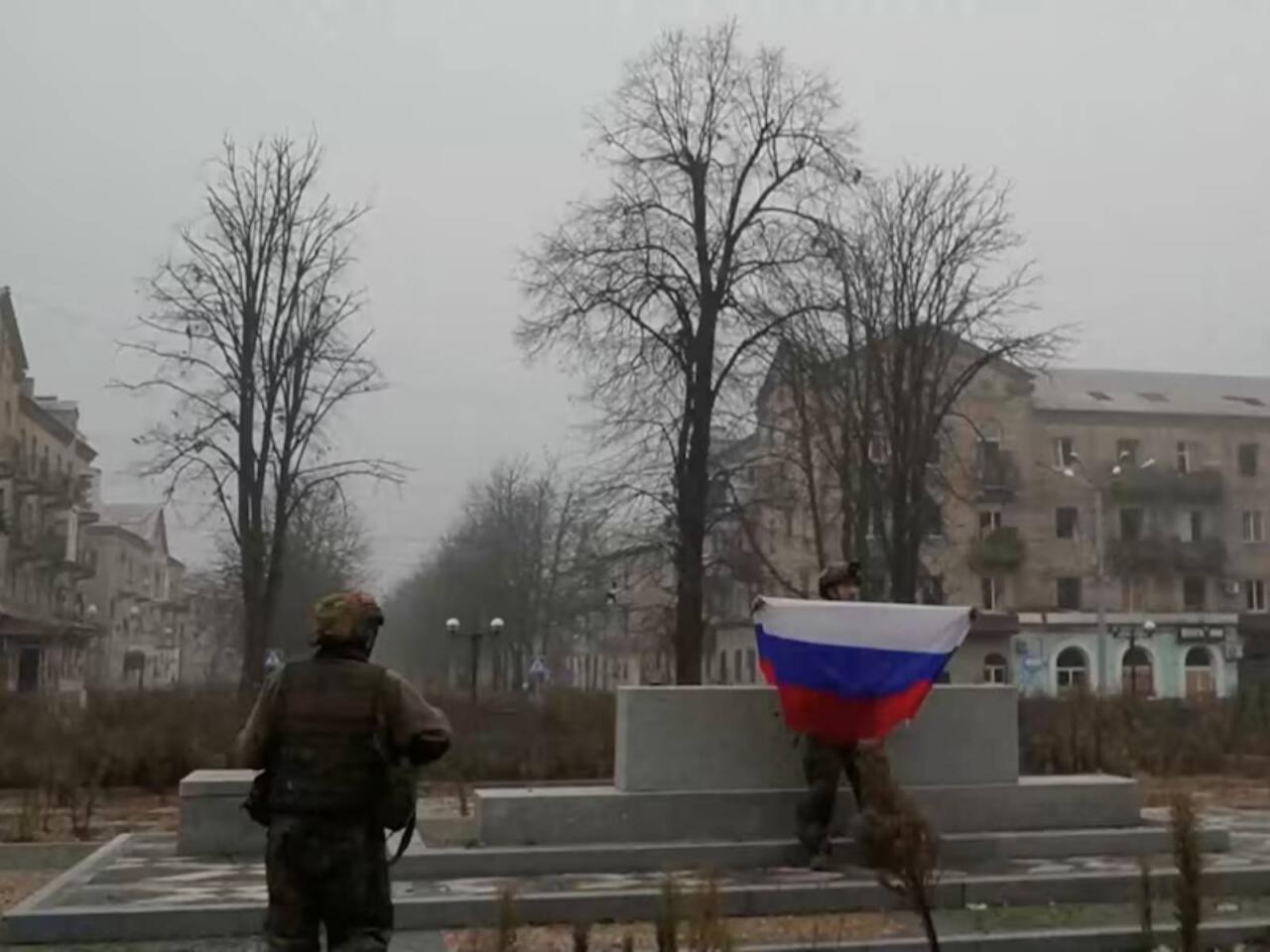 Ukraynanın şəhərində Rusiya bayrağı qaldırıldı  FOTO
