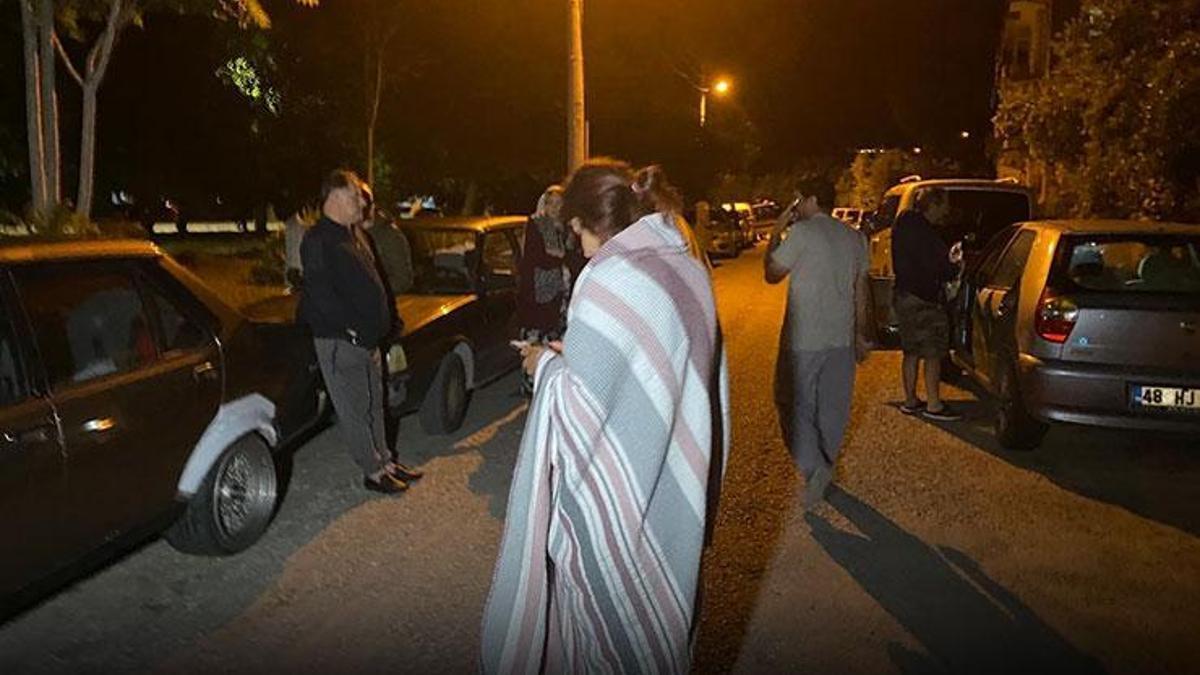 Türkyədə zəlzələ anı  İnsanlar təşviş içində 