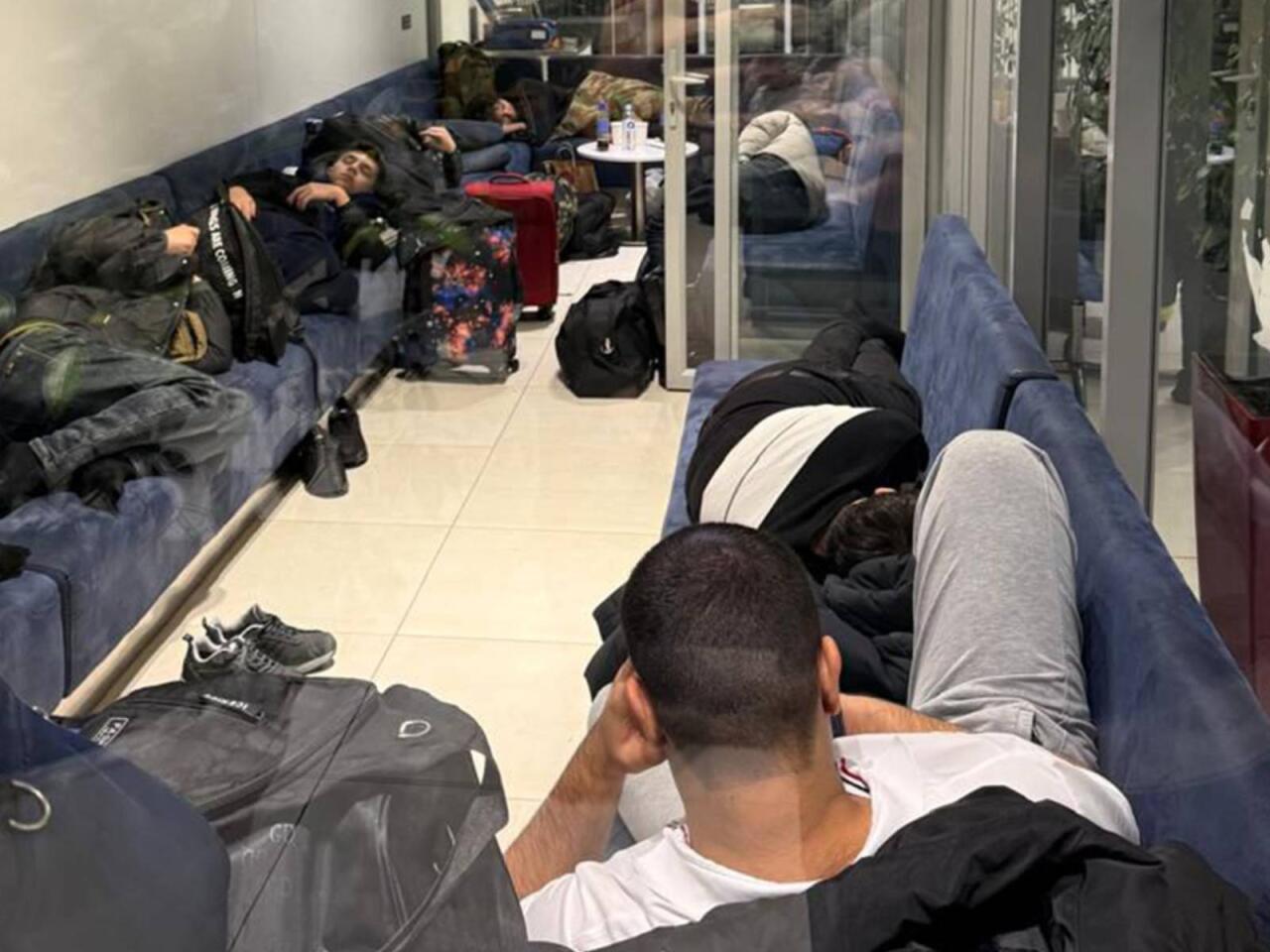 Azərbaycanlı tələbələr Moldova aeroportunda qalıb  XİNdən açıqlama  FOTO