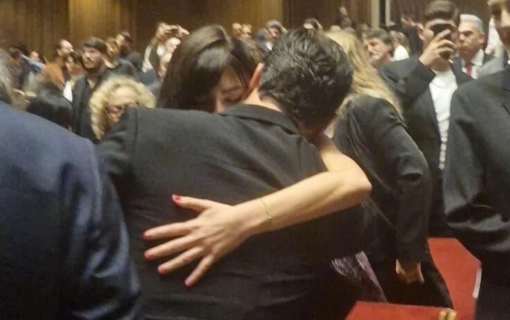 Çağatay səhnədən enib sevgilisini qucaqladı