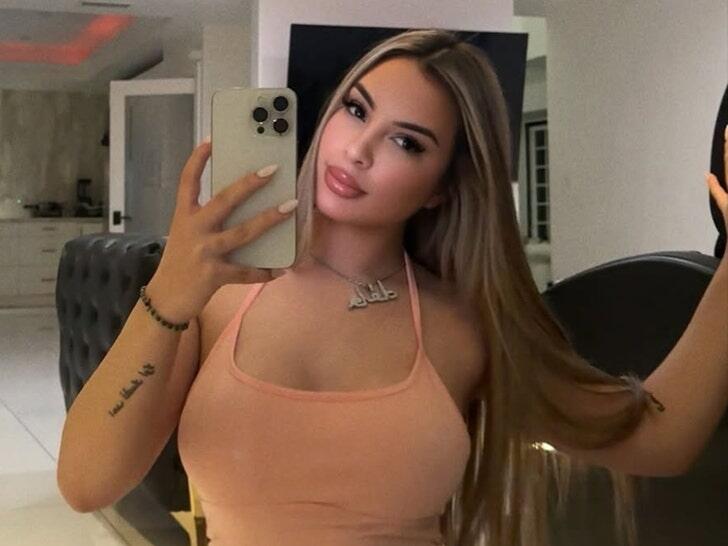 Tanınmış bloqer maşınında güllələnib öldürüldü 