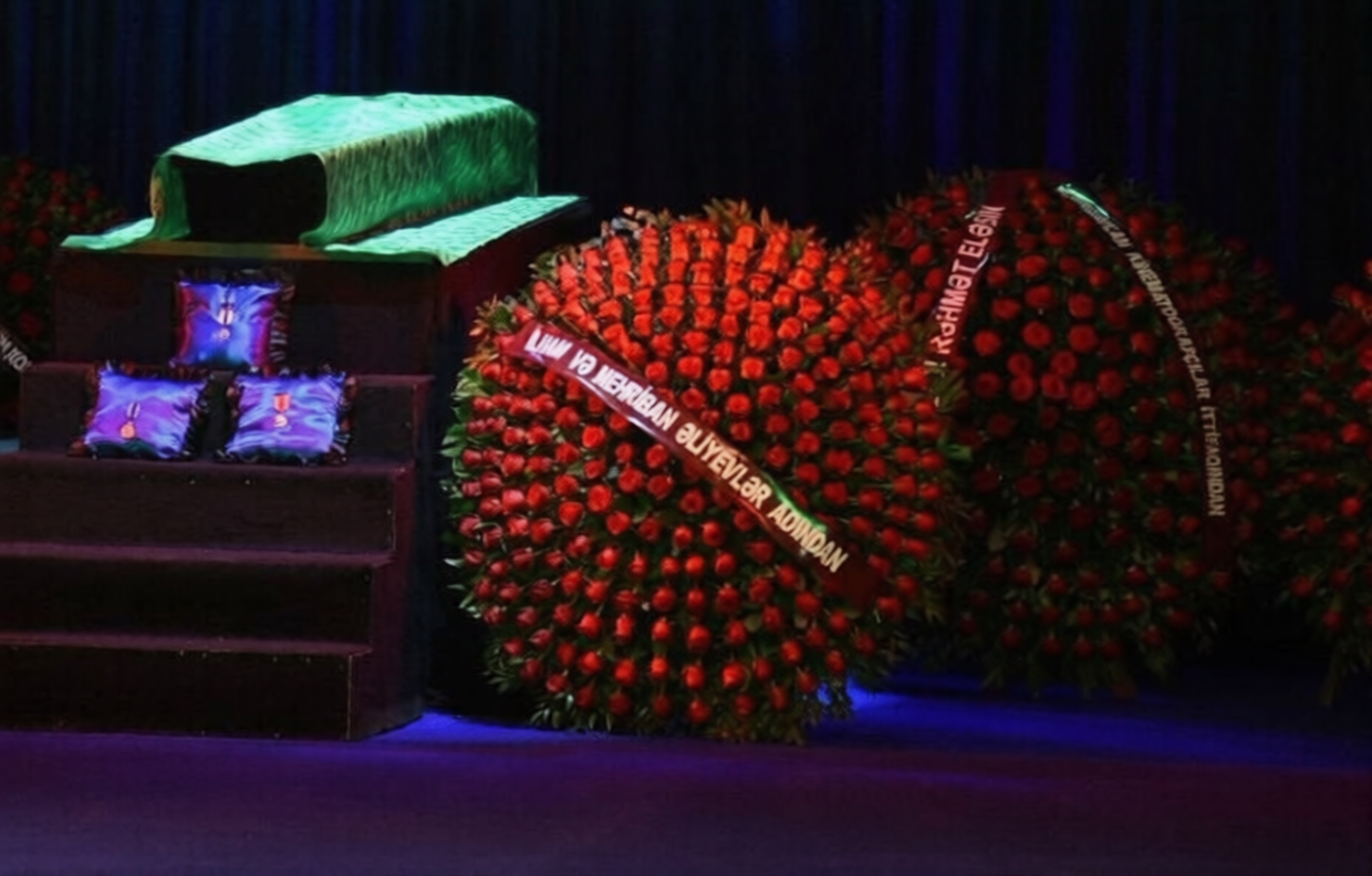 Prezident İlham Əliyev və Birinci xanım Mehriban Əliyeva Xalq artisti Rasim Balayevlə vida mərasiminə əklil g&ouml;ndərib 