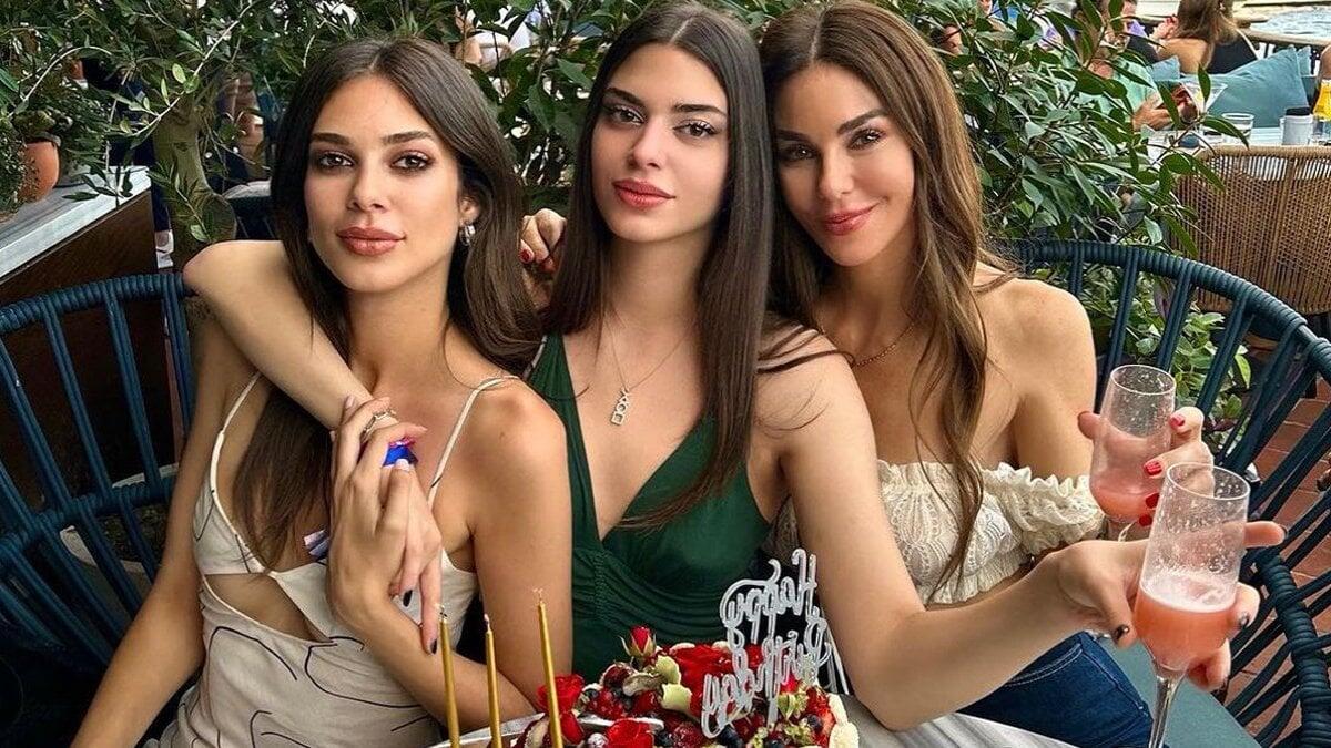 Türkiyəli aktrisanın özündən gözəl qızı SEVGİLİSİ İLƏ 