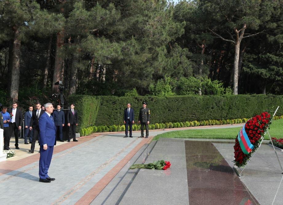 Prezident Administrasiyasının rəhbəri Fəxri xiyabanda Ulu Öndər Heydər Əliyevin məzarını ziyarət edib  FOTO