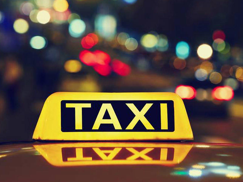 Bakıda taksi sürücüsünü sükan arxasında DÖYÜBLƏR: