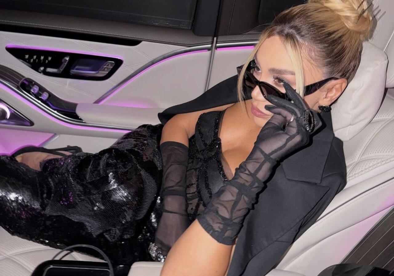 Xalq artisti dekolteli geyimi və rəqsi ilə M&Uuml;ZAKİRƏ YARATDI 