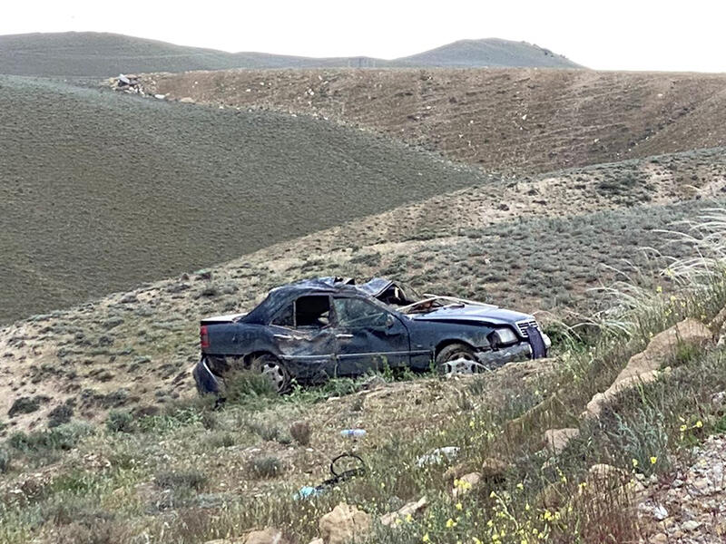 BakıŞamaxı yolunda ağır qəza: "Mercedes" yolun kənarına yuvarlanıb 