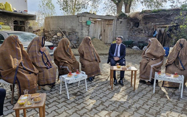 İdarə müdirinin görüşünə gələn qadınların geyimi müzakirə yaratdı 