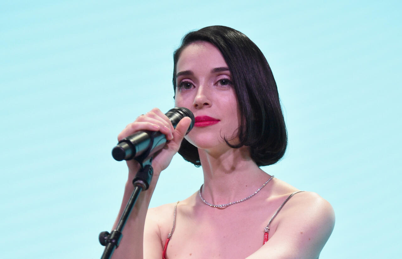 Məşhur müğənni konsertində mühafizəçini "ALÇALTDI"  VİDEO
