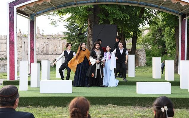 “Xarıbülbül” festivalı çərçivəsində Şuşada teatr tamaşası 