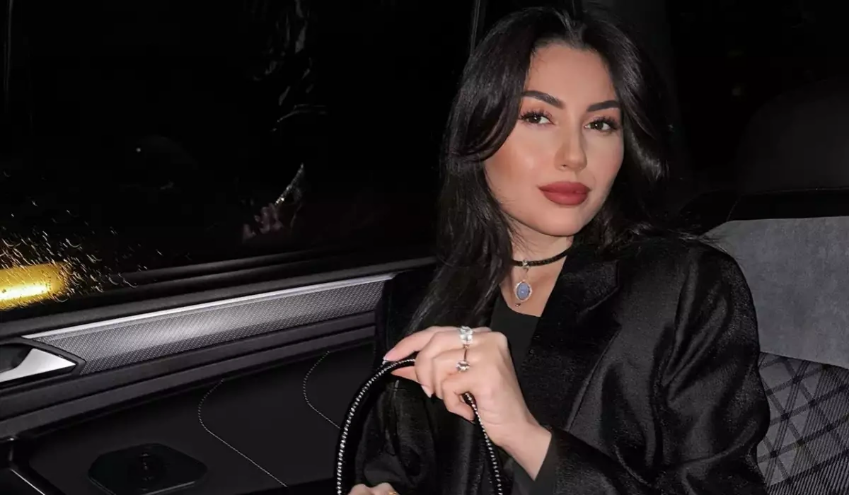 Azərbaycanlı müğənninin aksessuar qiymətləri "dodaq uçuqlatdı"  tək saatı 20 min manat... 
