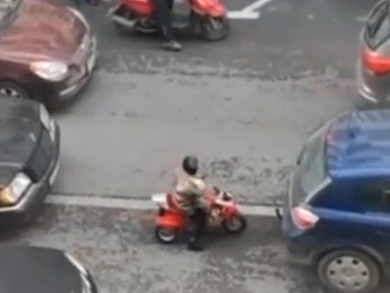 Yasamalda 45 yaşlı uşağın motosiklet sürdüyü görüntülər araşdırılır 