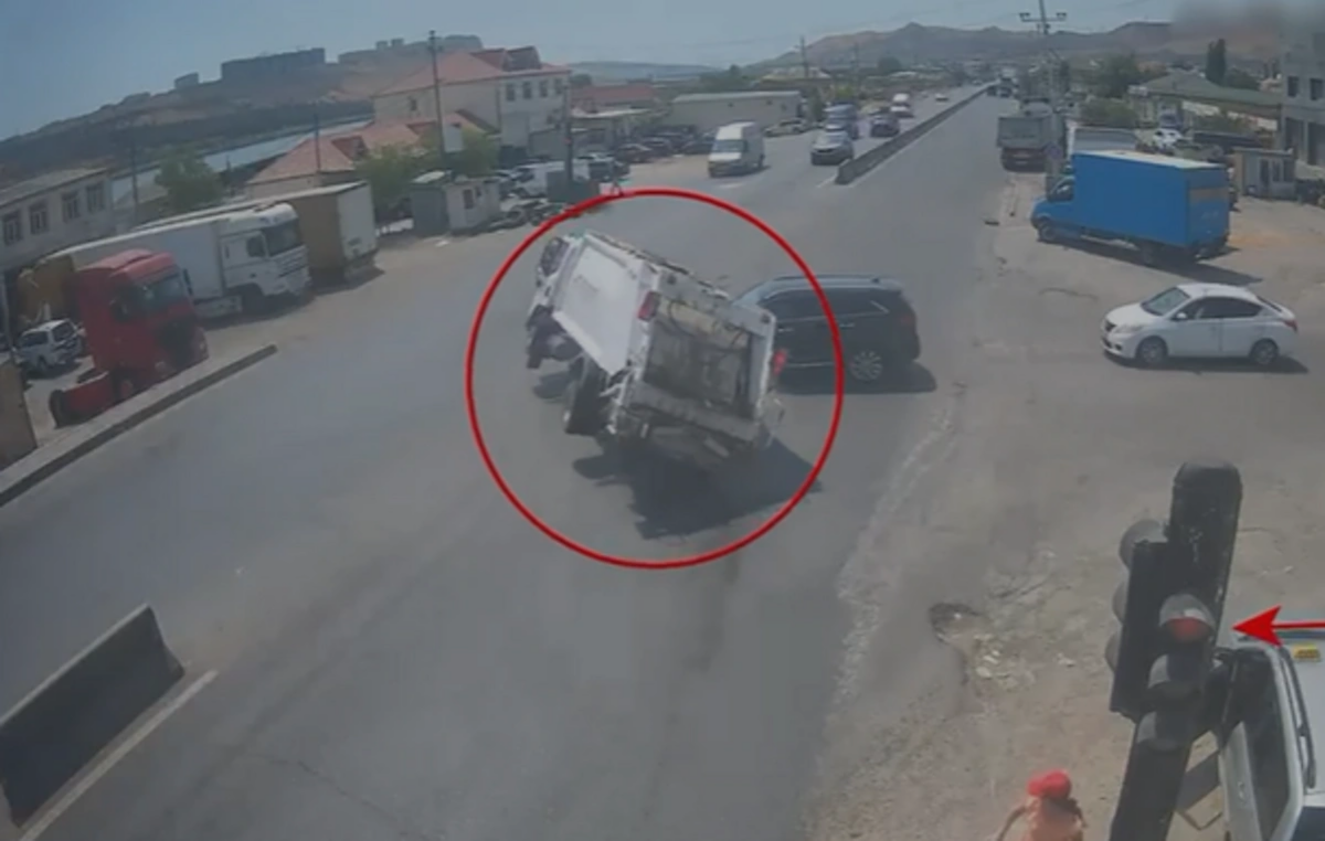Bakıda qırmızı işığa məhəl qoymayan sürücü ağır qəzaya səbəb oldu  ANBAAN VİDEO