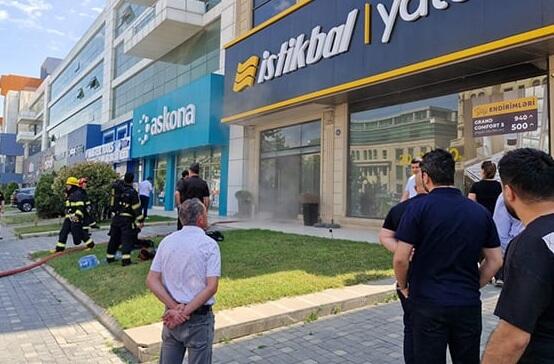 Bakıda məşhur mebel mağazasında yanğın  İşçilər təxliyə edildi 