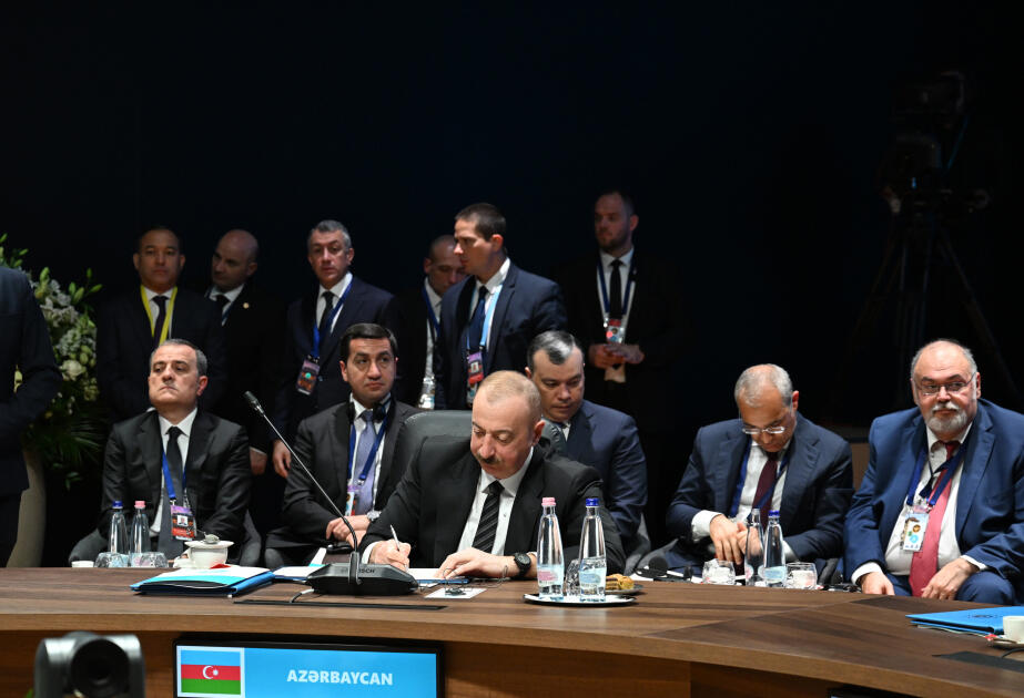 TDTnin Dövlət başçılarının qeyrirəsmi Zirvə görüşündə Bəyannamə imzalanıb