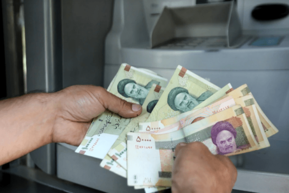 İran rialı dollar qarşısında rekord həddə dəyər itirib