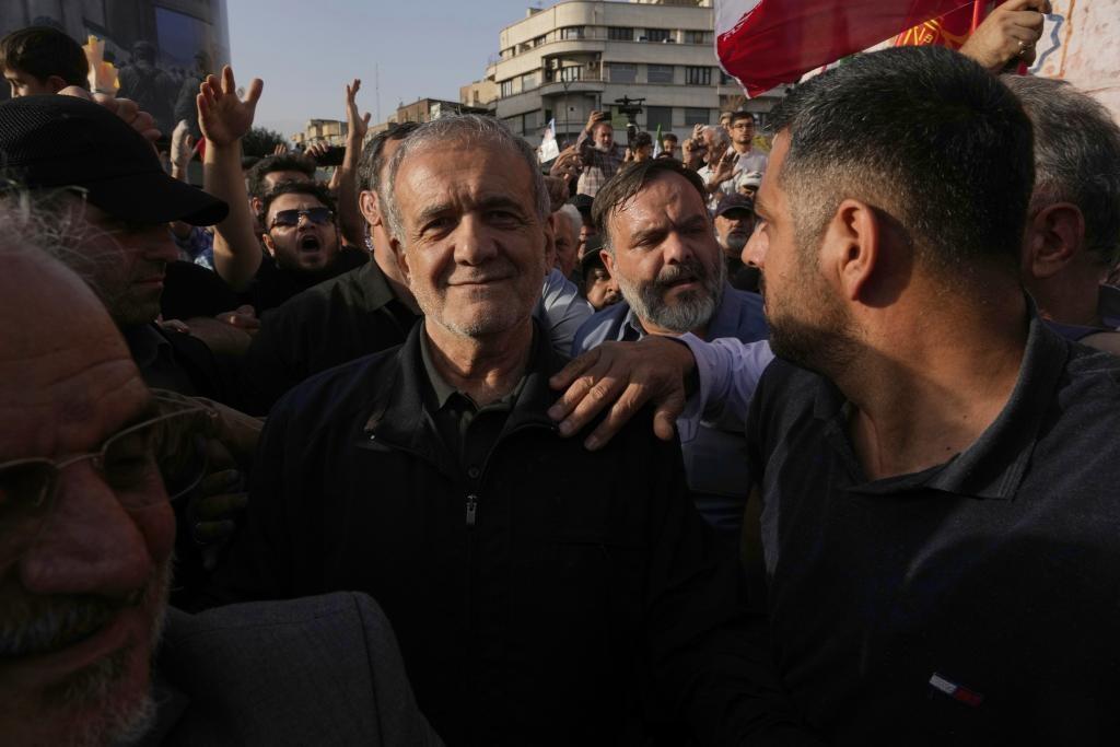 İranda etirazçılar "Amerikaya ölüm" şüarları ilə küçələrə çıxdı  prezident də onlara qoşuldu 