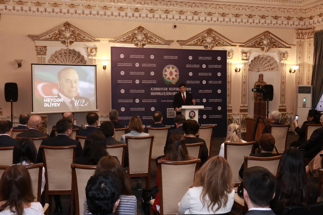 Ümummilli Lider Heydər Əliyevin anadan olmasının 102ci ildönümü Diasporla İş üzrə Dövlət Komitəsində qeyd edilib  FOTO