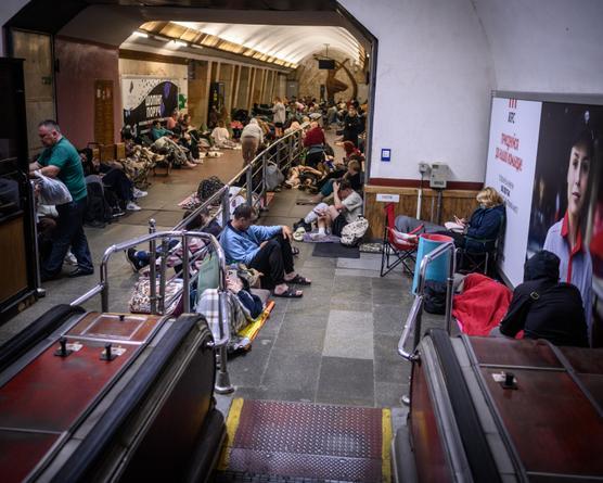 Kiyevdə əhali metroya sığındı  VİDEO