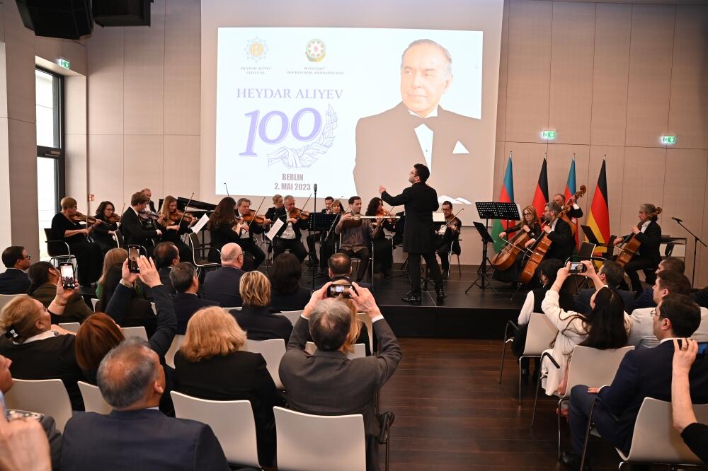 Berlində Ümummilli Liderin 100 illiyinə həsr olunmuş konsert proqramı təqdim olunub  FOTO