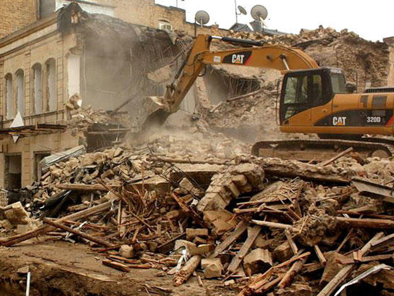 Bakıda söküntü zamanı insident: Şirkətin ekskavatoru yandırıldı