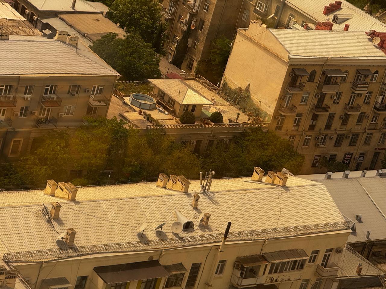 Binanın damında hovuz tikdi  Bakıda qeyriadi hadisə 