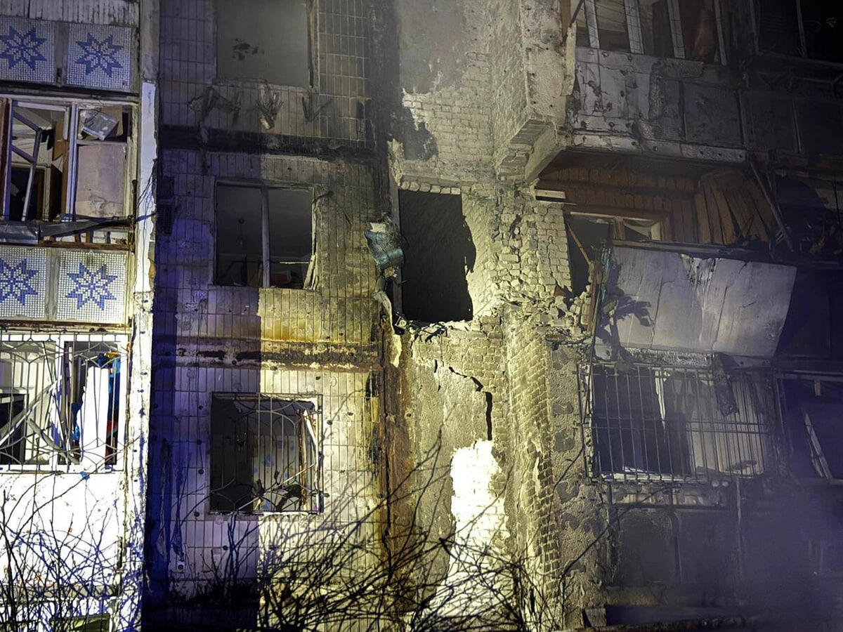 Bayram g&uuml;n&uuml; yaşayış binaları atəşə tutuldu, yaralananlar var 