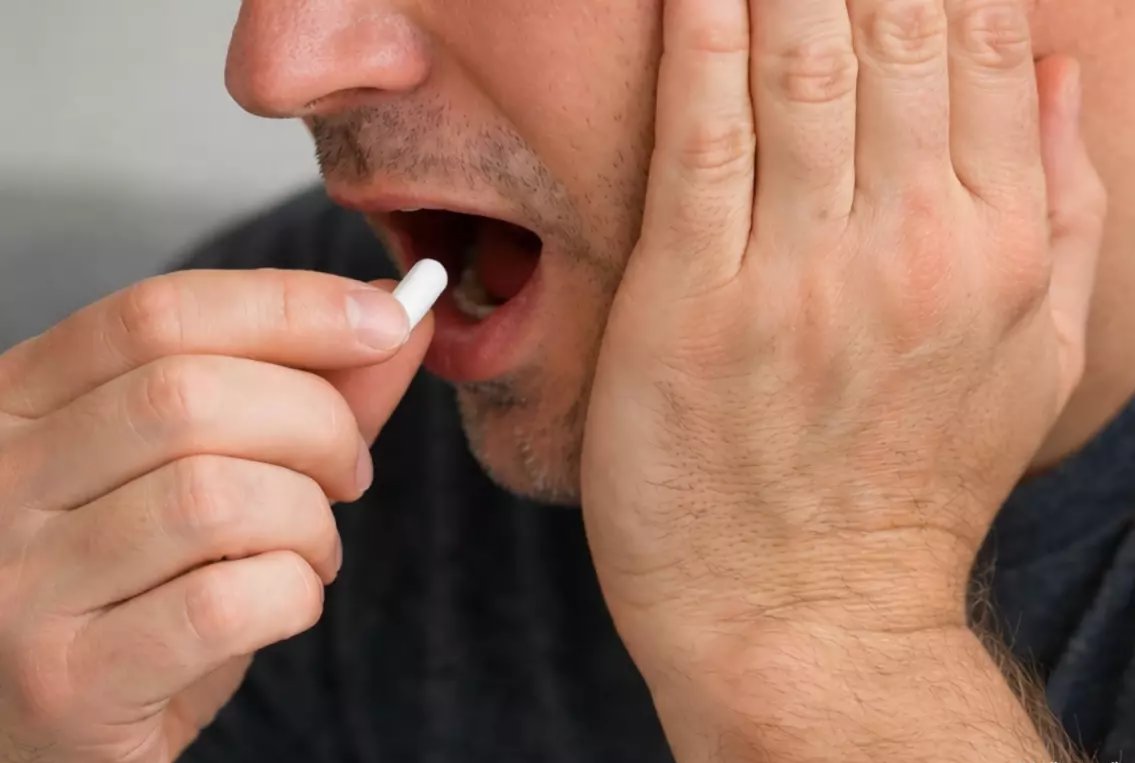 Diş ağrısına g&ouml;rə i&ccedil;diyi ağrıkəsicidən sonra &ouml;ld&uuml;