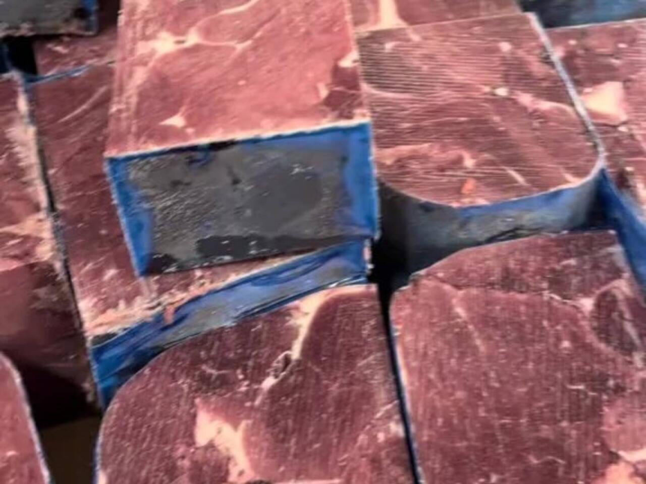 Bakıda ucuz qiymətə qəribə formalı ətlər satışa &ccedil;ıxarıldı  VİDEO