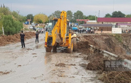 BakıYevlax yolunu su basdı: Yüzlərlə avtomobil yolda qaldı  FOTO