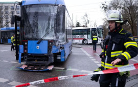 Almaniyada məktəb avtobusu tramvayla toqquşdu 