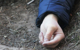 Usta avtomobili təmir edərkən &uuml;zərinə d&uuml;şd&uuml;  &Ouml;LD&Uuml;