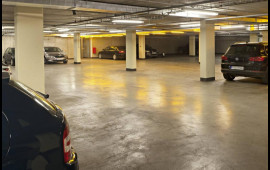 Bakıda hotelin qarajında iki maşın yandı