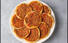 Fındıq lahmacun resepti: Ki&ccedil;ik &ouml;l&ccedil;&uuml;də b&ouml;y&uuml;k ləzzət