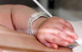 Yeni doğulmuş k&ouml;rpəsini k&uuml;&ccedil;ə tualetinin quyusuna ATDI